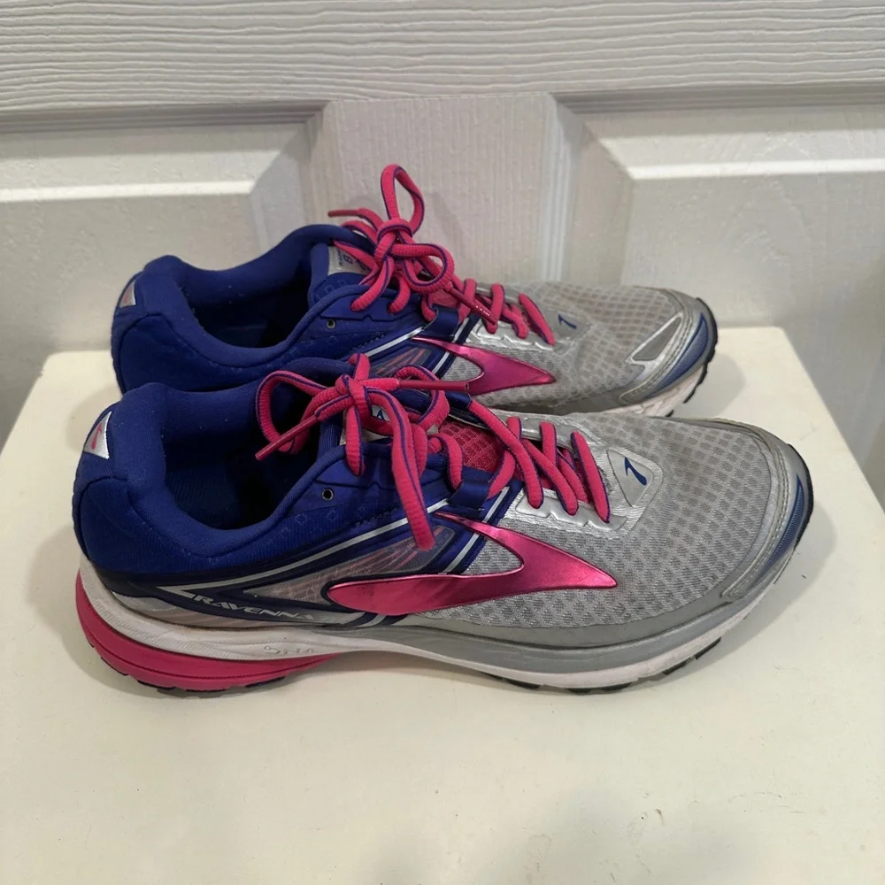 Brooks Ravenna 8 Womens Size 9  Gray Blue Pink Running Shoes Lace Up